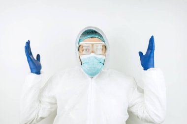 Hastanede vardiyadan sonra yorgun doktor portresi. Koruyucu giysili doktor. Gözlük, maske, beyaz arka planda eldivenler. Doktor koronavirüslü hastaları tedavi ediyor. Covid 2019