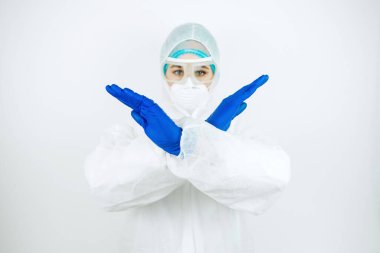 Hastanede vardiyadan sonra yorgun doktor portresi. Koruyucu giysili doktor. Gözlük, maske, beyaz arka planda eldivenler. Doktor koronavirüslü hastaları tedavi ediyor. Covid 2019