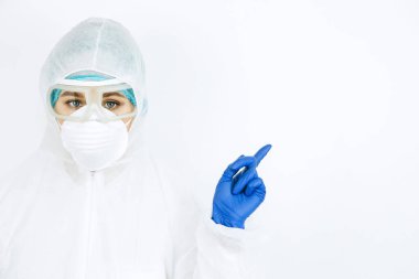 Hastanede vardiyadan sonra yorgun doktor portresi. Koruyucu giysili doktor. Gözlük, maske, beyaz arka planda eldivenler. Doktor koronavirüslü hastaları tedavi ediyor. Covid 2019