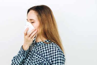 Kız beyaz arka planda reperitor takıyor. Koronavirüse karşı koruyucu ilaçlar. COVID 2019 Salgını.