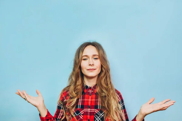 Mädchen Mit Vielen Rollen Toilettenpapier Den Händen Auf Blauem Hintergrund — Stockfoto