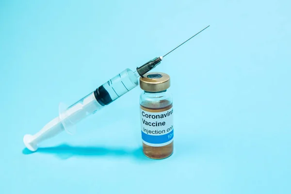 Coronavirus aşısı / Corona virüs aşısı konsepti şırıngayla. Aşı Coronavirus 'a karşı savaş kavramı.