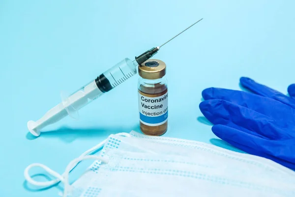 Coronavirus aşısı / Corona virüs aşısı konsepti şırıngayla. Aşı Coronavirus 'a karşı savaş kavramı.