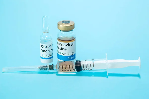 Coronavirus aşısı / Corona virüs aşısı konsepti şırıngayla. Aşı Coronavirus 'a karşı savaş kavramı.