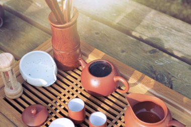 Bahçede çay içiyorum.