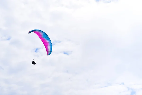 Sabah bulutlu gökyüzünün altında Parasailing bir adam