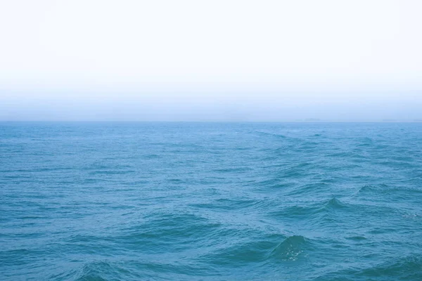 Sabah sisli bir havada mavi deniz