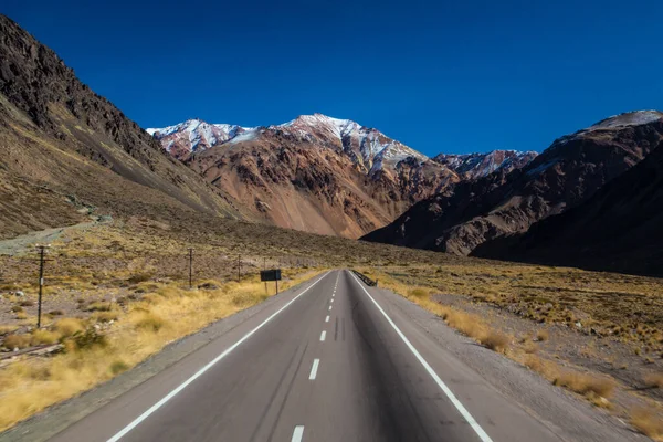 Δρόμος Μεταξύ Των Βουνών Των Άνδεων Στην Αργεντίνα — Φωτογραφία Αρχείου