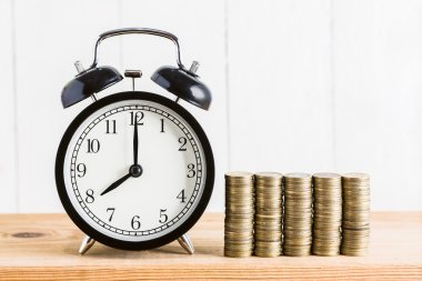 Siyah alarmlı bozuk para yığını, Tasarlama Zamanı