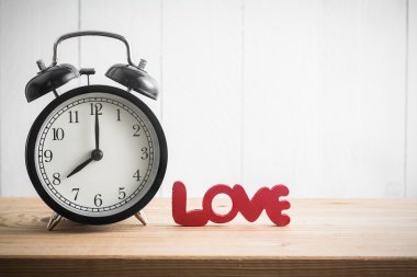 Ahşap masanın üzerinde 