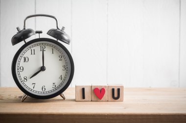 Tahta masanın üzerinde 