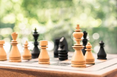 Satranç tahtasındaki satranç taşları