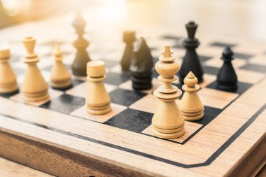 Satranç tahtasındaki satranç taşları