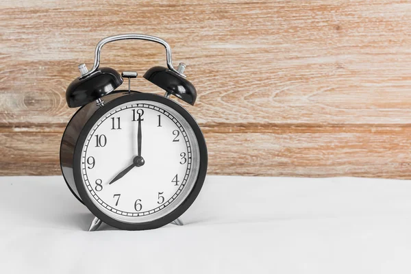 Bodegón Con Reloj Despertador Vintage Cama Sobre Fondo Madera Reloj —  Fotos de Stock