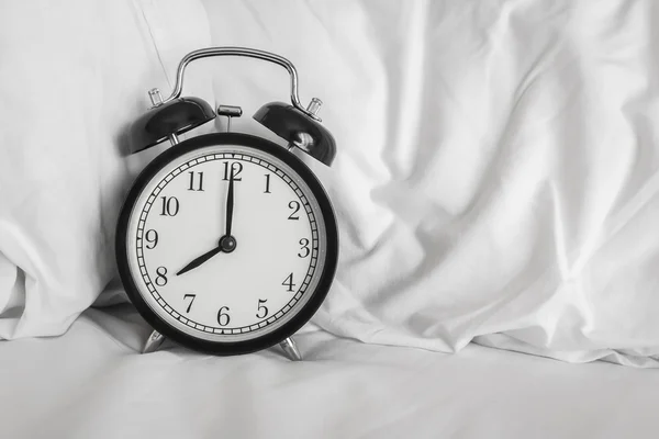床上有老式闹钟的静谧生活 闹钟显示8点钟方向 — 图库照片