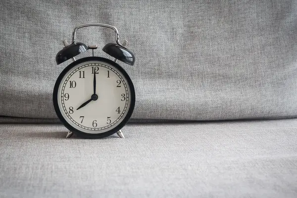 Kanepede Klasik Çalar Saati Olan Sakin Bir Hayat Çalar Saat — Stok fotoğraf
