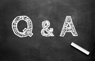 Tebeşir ve Q & A yazı tahtası arka planında