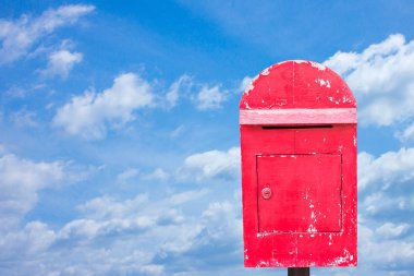 Eski tahta posta kutusu ve gökyüzü arkaplanı