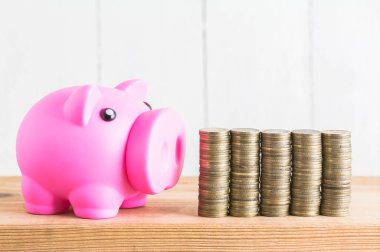 Paralar piggy banka, tasarruf kavramı ile yığını