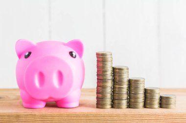 Paralar piggy banka, tasarruf kavramı ile yığını