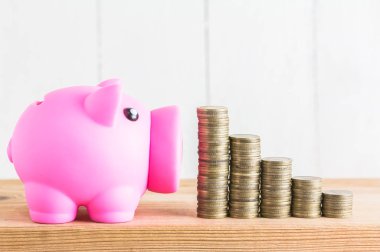 Paralar piggy banka, tasarruf kavramı ile yığını