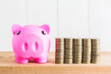 Paralar piggy banka, tasarruf kavramı ile yığını