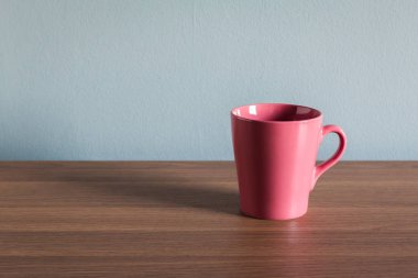 Ahşap masa üzerinde cup ile natürmort