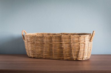 Natürmort ile Örgü Sepet ahşap masa üzerinde