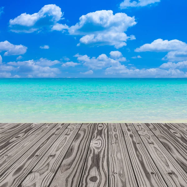 Piso de cubierta de grano de madera sobre hermoso fondo de mar y cielo — Foto de Stock