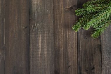 Karanlık rustik ahşap arka plan WIT Tarih: Noel köknar ağacı dalları