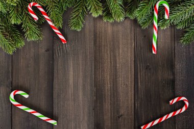 Karanlık ru şeker kamışı süsler ile Noel köknar ağacı dalları