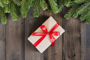 Noel köknar ağacı dalları ve karanlık rustik ahşap b hediye kutusu