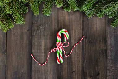 Karanlık ru şeker kamışı süsler ile Noel köknar ağacı dalları