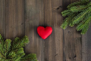 Noel köknar ağacı dalları üzerinde karanlık rustik şeklinde kalp ile woo