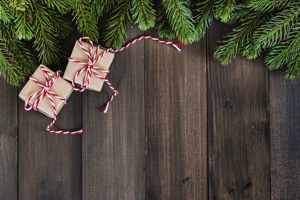 Karanlık rustik ahşap hediye kutusu ile Noel köknar ağacı dalları 