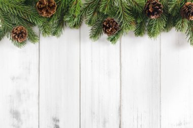 Metin kopyalama yeri olan beyaz rustik ahşap arka plan üzerinde Noel köknar ağacı dalları