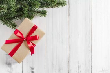 Hediye kutusu beyaz rustik woode tarih ile Noel köknar ağacı dalları