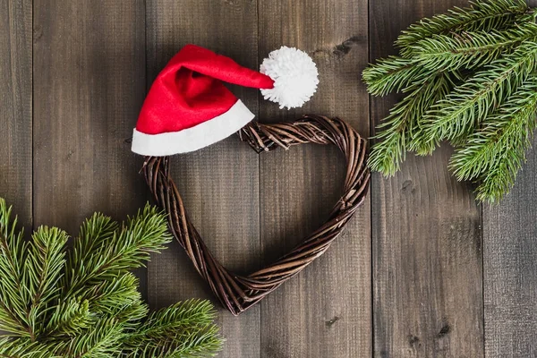 Kalp şeklinde çelenk ve santa Noel köknar ağacı dalları 