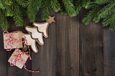 Noel ağacı dalları, Noel ağacı süslemeleri ve koyu kırsal ahşap zemin üzerine hediye kutusu ve metin için metin alanı.