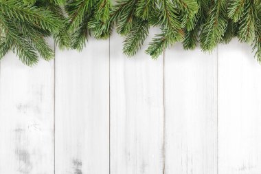 Beyaz rustik üzerinde ağaç süsleme ile Noel köknar ağacı dalları 