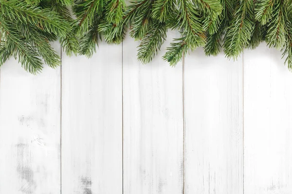 Beyaz rustik üzerinde ağaç süsleme ile Noel köknar ağacı dalları 