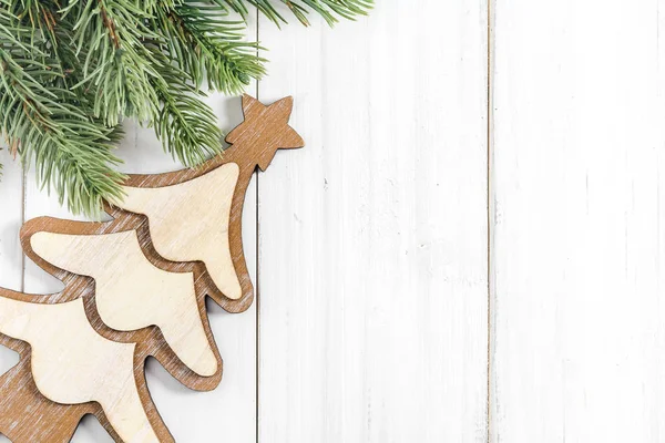Ramas de abeto de Navidad con adorno de árbol en blanco rústico w — Foto de Stock