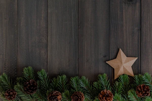 Ramas Abeto Navideño Estrella Papel Sobre Fondo Rústico Oscuro Madera — Foto de Stock