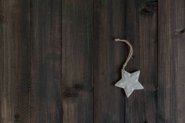 Koyu kırsal ahşap arkaplan üzerindeki yıldız süsü metin için kopyalama alanı ile