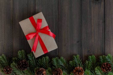 Noel köknar ağacı dalları ve karanlık rustik ahşap b hediye kutusu