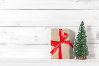 Hediye kutusu ile Noel ağacı ahşap beyaz beyaz rustik bac üzerinde