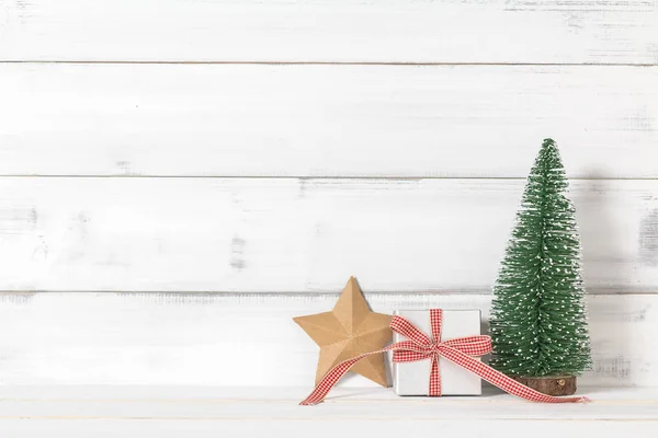 Hediye kutusu ve kağıt üzerinde w ahşap beyaz Noel ağacına ile star