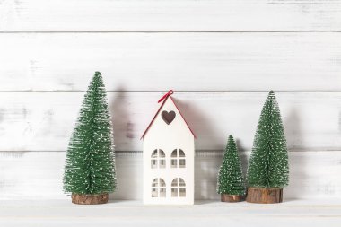 Noel evi wh üzerinde ahşap beyaz Noel ağacına ile mum
