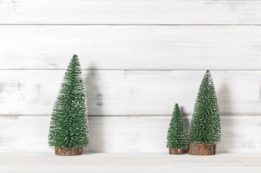 C ile beyaz rustik arka plan üzerinde beyaz tahta üzerinde Noel ağacı