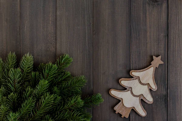 Ramas de abeto de Navidad y adorno de árbol en coro rústico oscuro — Foto de Stock